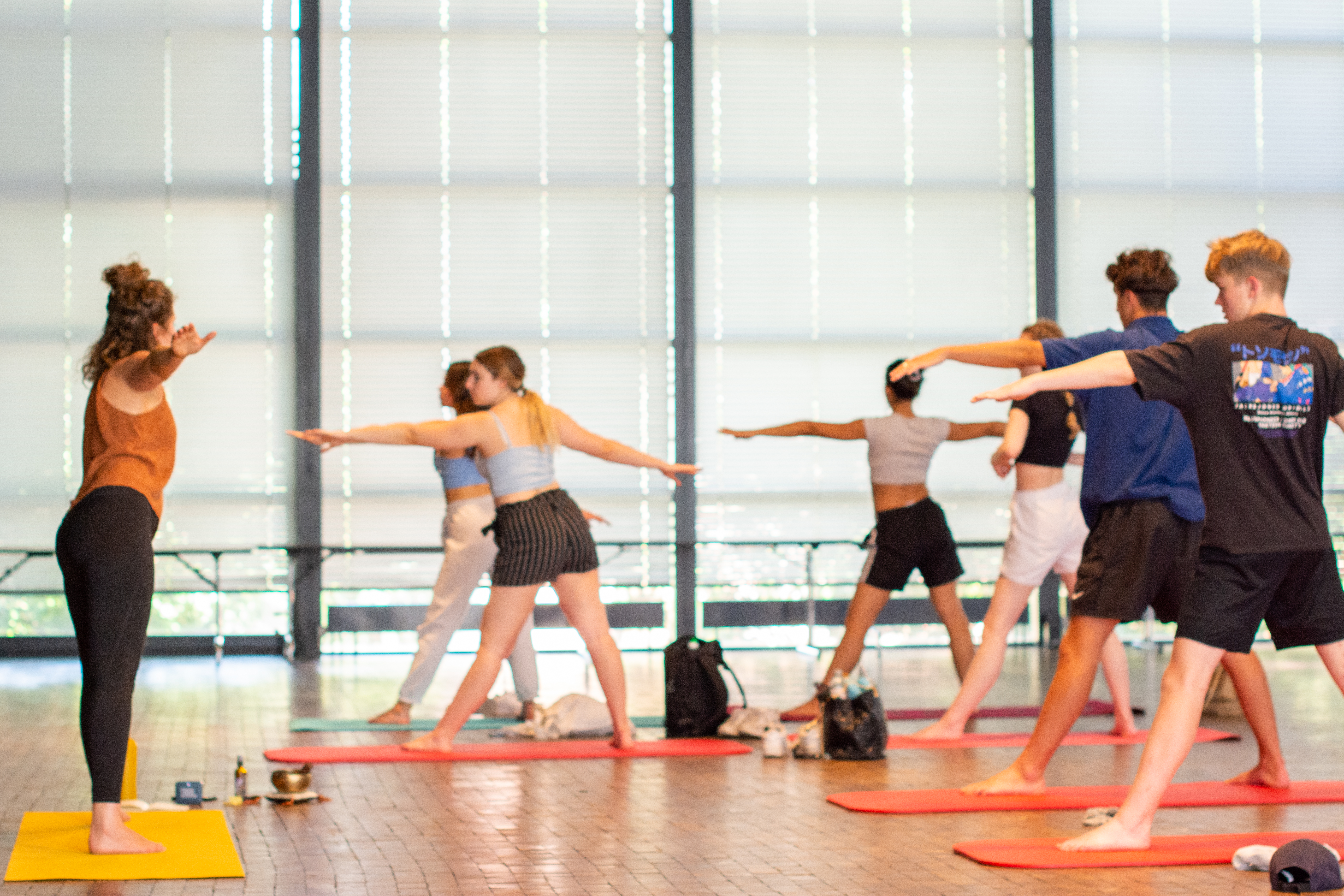 : Un groupe d'apprenants fait des exercices de yoga